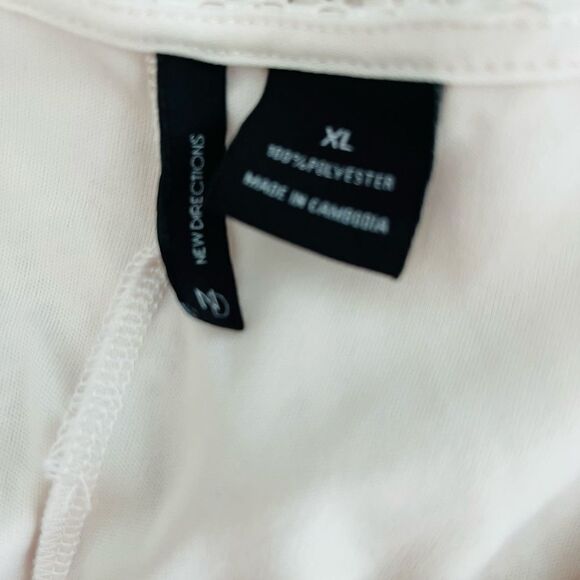 New Directions ivory laser cut lined sharkbite hem top, bell sleeves size XL - Picture 8 of 8